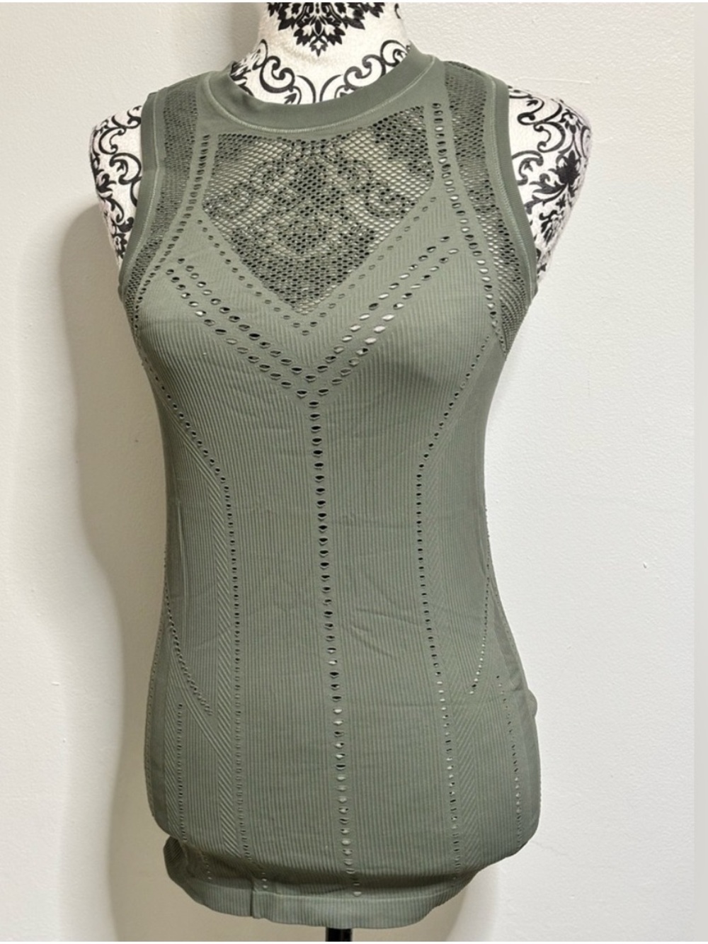 Athleta Oxygen Tank Women's Size S Stitch-work
Pattern Laurel Olive